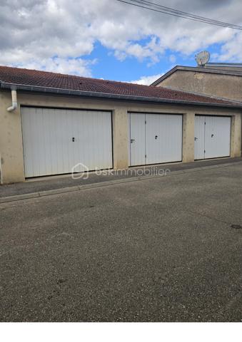 Bienvenue dans cette maison mitoyenne à aménager à votre goût, construite avant 1945, et idéalement située. Parfaite pour ceux qui recherchent l'authenticité et le dynamisme urbain, elle offre un cadre de vie agréable et pratique à proximité des commodités citadines.

D'une superficie de 97 m², cette maison comprend 4 pièces, vous laissant possibilité d'aménager selon vos envies. 
Le rez-de chaussée vous offre une cuisine à aménager, un salon, un WC, une salle d'eau et une véranda qui vous promet des moments conviviaux , un appentis aménageable vous apporte un espace supplémentaire et un jardin en hauteur vous promet une vue sympathique.
L'étage est composé de 2 chambres dont une avec une pièce pouvant être aménagée en dressing ou en bureau, ainsi qu'une salle d'eau avec un WC. 
Trois garages indépendants et privatifs apportent un confort certain. Un jardin non attenant de plus de 300 m², face à la maison vous accueillera pour votre détente ou l'envie de créer un potager.

La maison est en bon état général, avec une jolie cave voutée pratique pour le stockage.

À quelques pas des transports publics, profitez d'un accès rapide aux commerces et services. Offrez-vous un véritable cocon en plein cœur du village avec cette charmante maison des années 40 proche de la nature, proposée par CELINE GILLET.