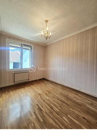 Bienvenue dans cette maison mitoyenne à aménager à votre goût, construite avant 1945, et idéalement située. Parfaite pour ceux qui recherchent l'authenticité et le dynamisme urbain, elle offre un cadre de vie agréable et pratique à proximité des commodités citadines.

D'une superficie de 97 m², cette maison comprend 4 pièces, vous laissant possibilité d'aménager selon vos envies. 
Le rez-de chaussée vous offre une cuisine à aménager, un salon, un WC, une salle d'eau et une véranda qui vous promet des moments conviviaux , un appentis aménageable vous apporte un espace supplémentaire et un jardin en hauteur vous promet une vue sympathique.
L'étage est composé de 2 chambres dont une avec une pièce pouvant être aménagée en dressing ou en bureau, ainsi qu'une salle d'eau avec un WC. 
Trois garages indépendants et privatifs apportent un confort certain. Un jardin non attenant de plus de 300 m², face à la maison vous accueillera pour votre détente ou l'envie de créer un potager.

La maison est en bon état général, avec une jolie cave voutée pratique pour le stockage.

À quelques pas des transports publics, profitez d'un accès rapide aux commerces et services. Offrez-vous un véritable cocon en plein cœur du village avec cette charmante maison des années 40 proche de la nature, proposée par CELINE GILLET.