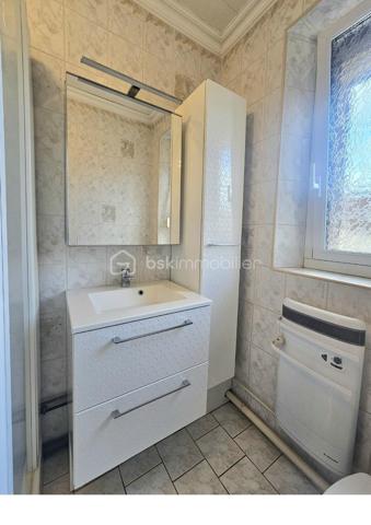 Bienvenue dans cette maison mitoyenne à aménager à votre goût, construite avant 1945, et idéalement située. Parfaite pour ceux qui recherchent l'authenticité et le dynamisme urbain, elle offre un cadre de vie agréable et pratique à proximité des commodités citadines.

D'une superficie de 97 m², cette maison comprend 4 pièces, vous laissant possibilité d'aménager selon vos envies. 
Le rez-de chaussée vous offre une cuisine à aménager, un salon, un WC, une salle d'eau et une véranda qui vous promet des moments conviviaux , un appentis aménageable vous apporte un espace supplémentaire et un jardin en hauteur vous promet une vue sympathique.
L'étage est composé de 2 chambres dont une avec une pièce pouvant être aménagée en dressing ou en bureau, ainsi qu'une salle d'eau avec un WC. 
Trois garages indépendants et privatifs apportent un confort certain. Un jardin non attenant de plus de 300 m², face à la maison vous accueillera pour votre détente ou l'envie de créer un potager.

La maison est en bon état général, avec une jolie cave voutée pratique pour le stockage.

À quelques pas des transports publics, profitez d'un accès rapide aux commerces et services. Offrez-vous un véritable cocon en plein cœur du village avec cette charmante maison des années 40 proche de la nature, proposée par CELINE GILLET.