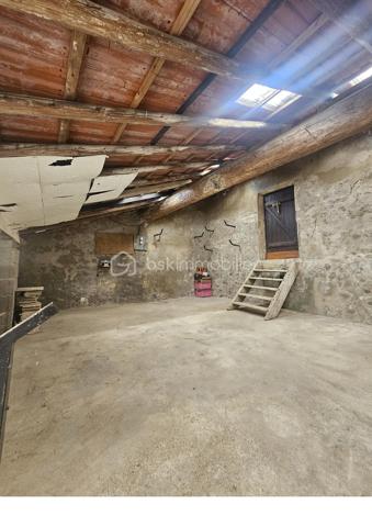 Bienvenue dans cette maison mitoyenne à aménager à votre goût, construite avant 1945, et idéalement située. Parfaite pour ceux qui recherchent l'authenticité et le dynamisme urbain, elle offre un cadre de vie agréable et pratique à proximité des commodités citadines.

D'une superficie de 97 m², cette maison comprend 4 pièces, vous laissant possibilité d'aménager selon vos envies. 
Le rez-de chaussée vous offre une cuisine à aménager, un salon, un WC, une salle d'eau et une véranda qui vous promet des moments conviviaux , un appentis aménageable vous apporte un espace supplémentaire et un jardin en hauteur vous promet une vue sympathique.
L'étage est composé de 2 chambres dont une avec une pièce pouvant être aménagée en dressing ou en bureau, ainsi qu'une salle d'eau avec un WC. 
Trois garages indépendants et privatifs apportent un confort certain. Un jardin non attenant de plus de 300 m², face à la maison vous accueillera pour votre détente ou l'envie de créer un potager.

La maison est en bon état général, avec une jolie cave voutée pratique pour le stockage.

À quelques pas des transports publics, profitez d'un accès rapide aux commerces et services. Offrez-vous un véritable cocon en plein cœur du village avec cette charmante maison des années 40 proche de la nature, proposée par CELINE GILLET.