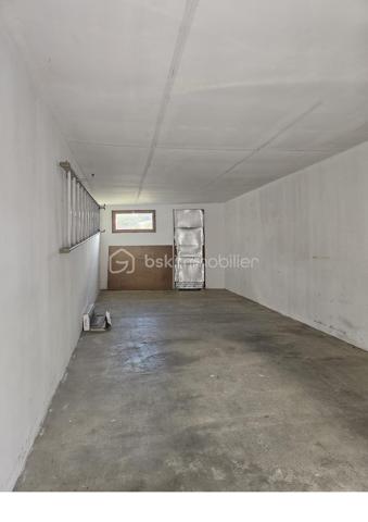 Bienvenue dans cette maison mitoyenne à aménager à votre goût, construite avant 1945, et idéalement située. Parfaite pour ceux qui recherchent l'authenticité et le dynamisme urbain, elle offre un cadre de vie agréable et pratique à proximité des commodités citadines.

D'une superficie de 97 m², cette maison comprend 4 pièces, vous laissant possibilité d'aménager selon vos envies. 
Le rez-de chaussée vous offre une cuisine à aménager, un salon, un WC, une salle d'eau et une véranda qui vous promet des moments conviviaux , un appentis aménageable vous apporte un espace supplémentaire et un jardin en hauteur vous promet une vue sympathique.
L'étage est composé de 2 chambres dont une avec une pièce pouvant être aménagée en dressing ou en bureau, ainsi qu'une salle d'eau avec un WC. 
Trois garages indépendants et privatifs apportent un confort certain. Un jardin non attenant de plus de 300 m², face à la maison vous accueillera pour votre détente ou l'envie de créer un potager.

La maison est en bon état général, avec une jolie cave voutée pratique pour le stockage.

À quelques pas des transports publics, profitez d'un accès rapide aux commerces et services. Offrez-vous un véritable cocon en plein cœur du village avec cette charmante maison des années 40 proche de la nature, proposée par CELINE GILLET.