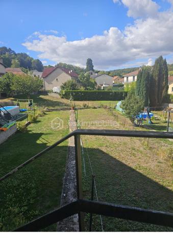Bienvenue dans cette maison mitoyenne à aménager à votre goût, construite avant 1945, et idéalement située. Parfaite pour ceux qui recherchent l'authenticité et le dynamisme urbain, elle offre un cadre de vie agréable et pratique à proximité des commodités citadines.

D'une superficie de 97 m², cette maison comprend 4 pièces, vous laissant possibilité d'aménager selon vos envies. 
Le rez-de chaussée vous offre une cuisine à aménager, un salon, un WC, une salle d'eau et une véranda qui vous promet des moments conviviaux , un appentis aménageable vous apporte un espace supplémentaire et un jardin en hauteur vous promet une vue sympathique.
L'étage est composé de 2 chambres dont une avec une pièce pouvant être aménagée en dressing ou en bureau, ainsi qu'une salle d'eau avec un WC. 
Trois garages indépendants et privatifs apportent un confort certain. Un jardin non attenant de plus de 300 m², face à la maison vous accueillera pour votre détente ou l'envie de créer un potager.

La maison est en bon état général, avec une jolie cave voutée pratique pour le stockage.

À quelques pas des transports publics, profitez d'un accès rapide aux commerces et services. Offrez-vous un véritable cocon en plein cœur du village avec cette charmante maison des années 40 proche de la nature, proposée par CELINE GILLET.