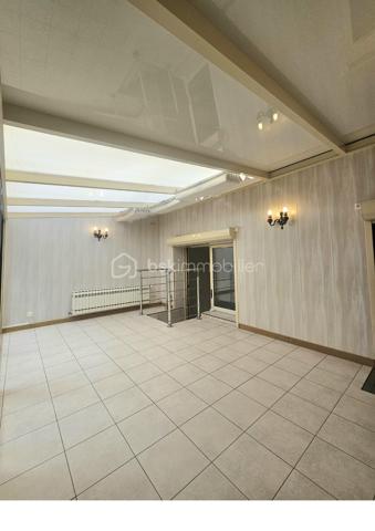 Bienvenue dans cette maison mitoyenne à aménager à votre goût, construite avant 1945, et idéalement située. Parfaite pour ceux qui recherchent l'authenticité et le dynamisme urbain, elle offre un cadre de vie agréable et pratique à proximité des commodités citadines.

D'une superficie de 97 m², cette maison comprend 4 pièces, vous laissant possibilité d'aménager selon vos envies. 
Le rez-de chaussée vous offre une cuisine à aménager, un salon, un WC, une salle d'eau et une véranda qui vous promet des moments conviviaux , un appentis aménageable vous apporte un espace supplémentaire et un jardin en hauteur vous promet une vue sympathique.
L'étage est composé de 2 chambres dont une avec une pièce pouvant être aménagée en dressing ou en bureau, ainsi qu'une salle d'eau avec un WC. 
Trois garages indépendants et privatifs apportent un confort certain. Un jardin non attenant de plus de 300 m², face à la maison vous accueillera pour votre détente ou l'envie de créer un potager.

La maison est en bon état général, avec une jolie cave voutée pratique pour le stockage.

À quelques pas des transports publics, profitez d'un accès rapide aux commerces et services. Offrez-vous un véritable cocon en plein cœur du village avec cette charmante maison des années 40 proche de la nature, proposée par CELINE GILLET.