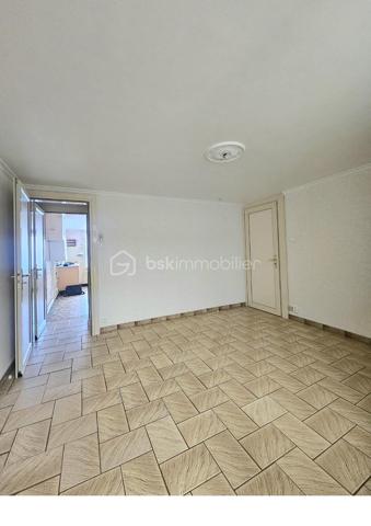 Bienvenue dans cette maison mitoyenne à aménager à votre goût, construite avant 1945, et idéalement située. Parfaite pour ceux qui recherchent l'authenticité et le dynamisme urbain, elle offre un cadre de vie agréable et pratique à proximité des commodités citadines.

D'une superficie de 97 m², cette maison comprend 4 pièces, vous laissant possibilité d'aménager selon vos envies. 
Le rez-de chaussée vous offre une cuisine à aménager, un salon, un WC, une salle d'eau et une véranda qui vous promet des moments conviviaux , un appentis aménageable vous apporte un espace supplémentaire et un jardin en hauteur vous promet une vue sympathique.
L'étage est composé de 2 chambres dont une avec une pièce pouvant être aménagée en dressing ou en bureau, ainsi qu'une salle d'eau avec un WC. 
Trois garages indépendants et privatifs apportent un confort certain. Un jardin non attenant de plus de 300 m², face à la maison vous accueillera pour votre détente ou l'envie de créer un potager.

La maison est en bon état général, avec une jolie cave voutée pratique pour le stockage.

À quelques pas des transports publics, profitez d'un accès rapide aux commerces et services. Offrez-vous un véritable cocon en plein cœur du village avec cette charmante maison des années 40 proche de la nature, proposée par CELINE GILLET.