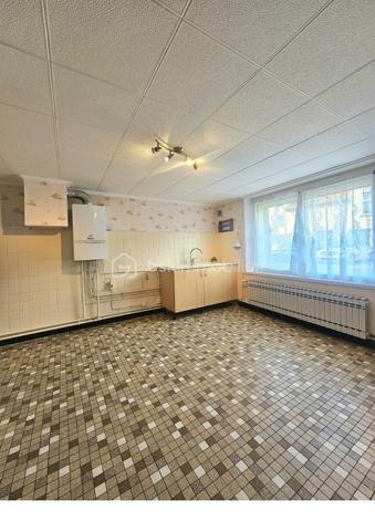 Bienvenue dans cette maison mitoyenne à aménager à votre goût, construite avant 1945, et idéalement située. Parfaite pour ceux qui recherchent l'authenticité et le dynamisme urbain, elle offre un cadre de vie agréable et pratique à proximité des commodités citadines.

D'une superficie de 97 m², cette maison comprend 4 pièces, vous laissant possibilité d'aménager selon vos envies. 
Le rez-de chaussée vous offre une cuisine à aménager, un salon, un WC, une salle d'eau et une véranda qui vous promet des moments conviviaux , un appentis aménageable vous apporte un espace supplémentaire et un jardin en hauteur vous promet une vue sympathique.
L'étage est composé de 2 chambres dont une avec une pièce pouvant être aménagée en dressing ou en bureau, ainsi qu'une salle d'eau avec un WC. 
Trois garages indépendants et privatifs apportent un confort certain. Un jardin non attenant de plus de 300 m², face à la maison vous accueillera pour votre détente ou l'envie de créer un potager.

La maison est en bon état général, avec une jolie cave voutée pratique pour le stockage.

À quelques pas des transports publics, profitez d'un accès rapide aux commerces et services. Offrez-vous un véritable cocon en plein cœur du village avec cette charmante maison des années 40 proche de la nature, proposée par CELINE GILLET.