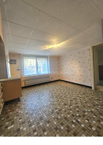 Bienvenue dans cette maison mitoyenne à aménager à votre goût, construite avant 1945, et idéalement située. Parfaite pour ceux qui recherchent l'authenticité et le dynamisme urbain, elle offre un cadre de vie agréable et pratique à proximité des commodités citadines.

D'une superficie de 97 m², cette maison comprend 4 pièces, vous laissant possibilité d'aménager selon vos envies. 
Le rez-de chaussée vous offre une cuisine à aménager, un salon, un WC, une salle d'eau et une véranda qui vous promet des moments conviviaux , un appentis aménageable vous apporte un espace supplémentaire et un jardin en hauteur vous promet une vue sympathique.
L'étage est composé de 2 chambres dont une avec une pièce pouvant être aménagée en dressing ou en bureau, ainsi qu'une salle d'eau avec un WC. 
Trois garages indépendants et privatifs apportent un confort certain. Un jardin non attenant de plus de 300 m², face à la maison vous accueillera pour votre détente ou l'envie de créer un potager.

La maison est en bon état général, avec une jolie cave voutée pratique pour le stockage.

À quelques pas des transports publics, profitez d'un accès rapide aux commerces et services. Offrez-vous un véritable cocon en plein cœur du village avec cette charmante maison des années 40 proche de la nature, proposée par CELINE GILLET.