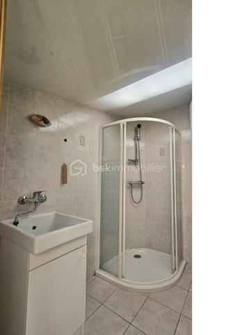 Bienvenue dans cette maison mitoyenne à aménager à votre goût, construite avant 1945, et idéalement située. Parfaite pour ceux qui recherchent l'authenticité et le dynamisme urbain, elle offre un cadre de vie agréable et pratique à proximité des commodités citadines.

D'une superficie de 97 m², cette maison comprend 4 pièces, vous laissant possibilité d'aménager selon vos envies. 
Le rez-de chaussée vous offre une cuisine à aménager, un salon, un WC, une salle d'eau et une véranda qui vous promet des moments conviviaux , un appentis aménageable vous apporte un espace supplémentaire et un jardin en hauteur vous promet une vue sympathique.
L'étage est composé de 2 chambres dont une avec une pièce pouvant être aménagée en dressing ou en bureau, ainsi qu'une salle d'eau avec un WC. 
Trois garages indépendants et privatifs apportent un confort certain. Un jardin non attenant de plus de 300 m², face à la maison vous accueillera pour votre détente ou l'envie de créer un potager.

La maison est en bon état général, avec une jolie cave voutée pratique pour le stockage.

À quelques pas des transports publics, profitez d'un accès rapide aux commerces et services. Offrez-vous un véritable cocon en plein cœur du village avec cette charmante maison des années 40 proche de la nature, proposée par CELINE GILLET.