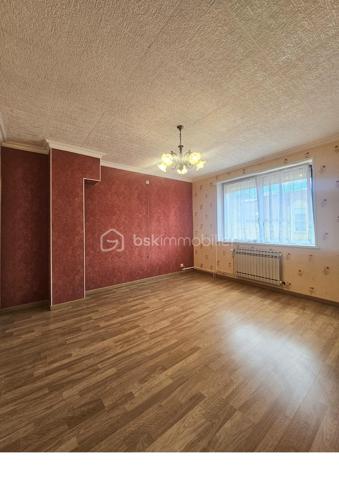 Bienvenue dans cette maison mitoyenne à aménager à votre goût, construite avant 1945, et idéalement située. Parfaite pour ceux qui recherchent l'authenticité et le dynamisme urbain, elle offre un cadre de vie agréable et pratique à proximité des commodités citadines.

D'une superficie de 97 m², cette maison comprend 4 pièces, vous laissant possibilité d'aménager selon vos envies. 
Le rez-de chaussée vous offre une cuisine à aménager, un salon, un WC, une salle d'eau et une véranda qui vous promet des moments conviviaux , un appentis aménageable vous apporte un espace supplémentaire et un jardin en hauteur vous promet une vue sympathique.
L'étage est composé de 2 chambres dont une avec une pièce pouvant être aménagée en dressing ou en bureau, ainsi qu'une salle d'eau avec un WC. 
Trois garages indépendants et privatifs apportent un confort certain. Un jardin non attenant de plus de 300 m², face à la maison vous accueillera pour votre détente ou l'envie de créer un potager.

La maison est en bon état général, avec une jolie cave voutée pratique pour le stockage.

À quelques pas des transports publics, profitez d'un accès rapide aux commerces et services. Offrez-vous un véritable cocon en plein cœur du village avec cette charmante maison des années 40 proche de la nature, proposée par CELINE GILLET.