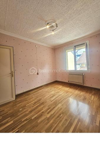 Bienvenue dans cette maison mitoyenne à aménager à votre goût, construite avant 1945, et idéalement située. Parfaite pour ceux qui recherchent l'authenticité et le dynamisme urbain, elle offre un cadre de vie agréable et pratique à proximité des commodités citadines.

D'une superficie de 97 m², cette maison comprend 4 pièces, vous laissant possibilité d'aménager selon vos envies. 
Le rez-de chaussée vous offre une cuisine à aménager, un salon, un WC, une salle d'eau et une véranda qui vous promet des moments conviviaux , un appentis aménageable vous apporte un espace supplémentaire et un jardin en hauteur vous promet une vue sympathique.
L'étage est composé de 2 chambres dont une avec une pièce pouvant être aménagée en dressing ou en bureau, ainsi qu'une salle d'eau avec un WC. 
Trois garages indépendants et privatifs apportent un confort certain. Un jardin non attenant de plus de 300 m², face à la maison vous accueillera pour votre détente ou l'envie de créer un potager.

La maison est en bon état général, avec une jolie cave voutée pratique pour le stockage.

À quelques pas des transports publics, profitez d'un accès rapide aux commerces et services. Offrez-vous un véritable cocon en plein cœur du village avec cette charmante maison des années 40 proche de la nature, proposée par CELINE GILLET.