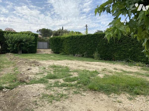  Terrain à bâtir dans un village avec commerces  ( très proche UZES) 