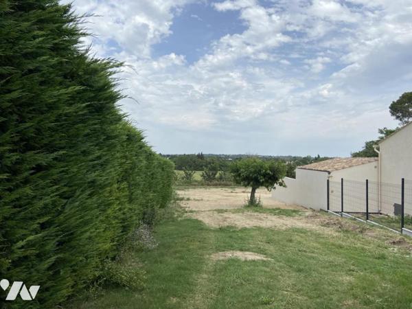  Terrain à bâtir dans un village avec commerces  ( très proche UZES) 