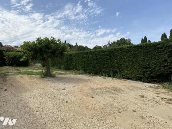  Terrain à bâtir dans un village avec commerces  ( très proche UZES) 