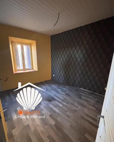 Petite maison de bourg avec écurie & grange – à finir de rénover