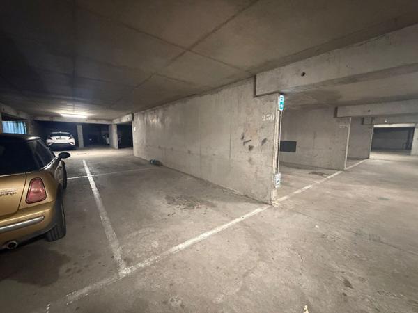 À VENDRE ? Place de parking sécurisée en sous-sol? Place Viarme, Nantes