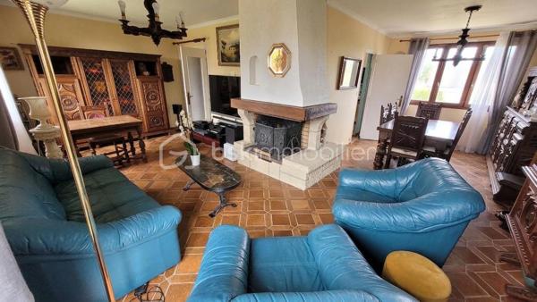 Maison nantaise sur un terrain de 715m² à rafraîchir avec possibilité de division du bien ou de la parcelle.

Elle propose au rez-de-chaussée : une entrée, un placard, 2 chambres, une salle d'eau avec toilettes ainsi qu'un grand garage sur toute la longueur de la maison.

L'étage comprend une chambre, une pièce de vie traversante avec cheminée, une cuisine dinatoire avec rangements, une salle de bain avec placard, un toilette séparé et un placard/dressing.

Pour compléter ce bien, vous bénéficiez d'un vaste jardin sans vis à vis, un cabanon pour stockage ou réception et un abri.

Au calme à proximité immédiate des écoles, transports, et commerces, cette maison est l'idéal pour les bricoleurs ou les personnes souhaitant se déplacer à pied ou en transport.

Contactez moi pour plus d'informations.
