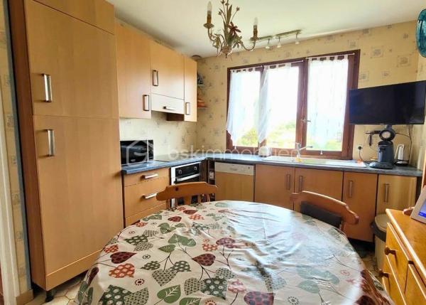 Maison nantaise sur un terrain de 715m² à rafraîchir avec possibilité de division du bien ou de la parcelle.

Elle propose au rez-de-chaussée : une entrée, un placard, 2 chambres, une salle d'eau avec toilettes ainsi qu'un grand garage sur toute la longueur de la maison.

L'étage comprend une chambre, une pièce de vie traversante avec cheminée, une cuisine dinatoire avec rangements, une salle de bain avec placard, un toilette séparé et un placard/dressing.

Pour compléter ce bien, vous bénéficiez d'un vaste jardin sans vis à vis, un cabanon pour stockage ou réception et un abri.

Au calme à proximité immédiate des écoles, transports, et commerces, cette maison est l'idéal pour les bricoleurs ou les personnes souhaitant se déplacer à pied ou en transport.

Contactez moi pour plus d'informations.