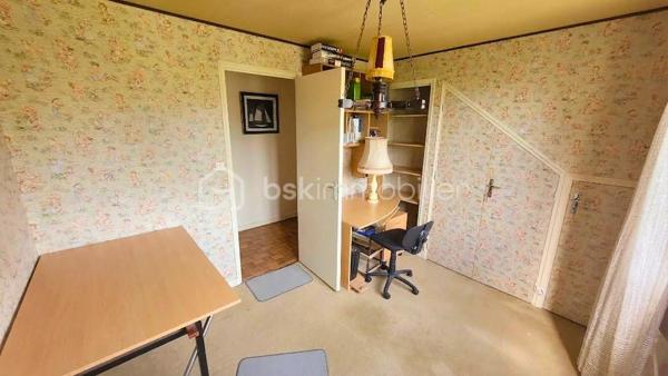 Maison nantaise sur un terrain de 715m² à rafraîchir avec possibilité de division du bien ou de la parcelle.

Elle propose au rez-de-chaussée : une entrée, un placard, 2 chambres, une salle d'eau avec toilettes ainsi qu'un grand garage sur toute la longueur de la maison.

L'étage comprend une chambre, une pièce de vie traversante avec cheminée, une cuisine dinatoire avec rangements, une salle de bain avec placard, un toilette séparé et un placard/dressing.

Pour compléter ce bien, vous bénéficiez d'un vaste jardin sans vis à vis, un cabanon pour stockage ou réception et un abri.

Au calme à proximité immédiate des écoles, transports, et commerces, cette maison est l'idéal pour les bricoleurs ou les personnes souhaitant se déplacer à pied ou en transport.

Contactez moi pour plus d'informations.