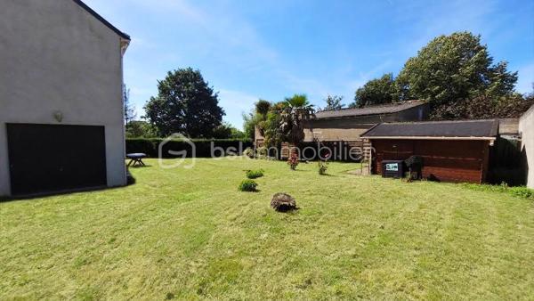 Maison nantaise sur un terrain de 715m² à rafraîchir avec possibilité de division du bien ou de la parcelle.

Elle propose au rez-de-chaussée : une entrée, un placard, 2 chambres, une salle d'eau avec toilettes ainsi qu'un grand garage sur toute la longueur de la maison.

L'étage comprend une chambre, une pièce de vie traversante avec cheminée, une cuisine dinatoire avec rangements, une salle de bain avec placard, un toilette séparé et un placard/dressing.

Pour compléter ce bien, vous bénéficiez d'un vaste jardin sans vis à vis, un cabanon pour stockage ou réception et un abri.

Au calme à proximité immédiate des écoles, transports, et commerces, cette maison est l'idéal pour les bricoleurs ou les personnes souhaitant se déplacer à pied ou en transport.

Contactez moi pour plus d'informations.
