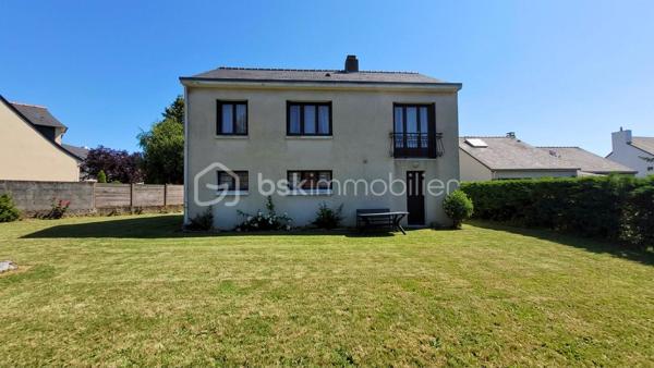 Maison nantaise sur un terrain de 715m² à rafraîchir avec possibilité de division du bien ou de la parcelle.

Elle propose au rez-de-chaussée : une entrée, un placard, 2 chambres, une salle d'eau avec toilettes ainsi qu'un grand garage sur toute la longueur de la maison.

L'étage comprend une chambre, une pièce de vie traversante avec cheminée, une cuisine dinatoire avec rangements, une salle de bain avec placard, un toilette séparé et un placard/dressing.

Pour compléter ce bien, vous bénéficiez d'un vaste jardin sans vis à vis, un cabanon pour stockage ou réception et un abri.

Au calme à proximité immédiate des écoles, transports, et commerces, cette maison est l'idéal pour les bricoleurs ou les personnes souhaitant se déplacer à pied ou en transport.

Contactez moi pour plus d'informations.