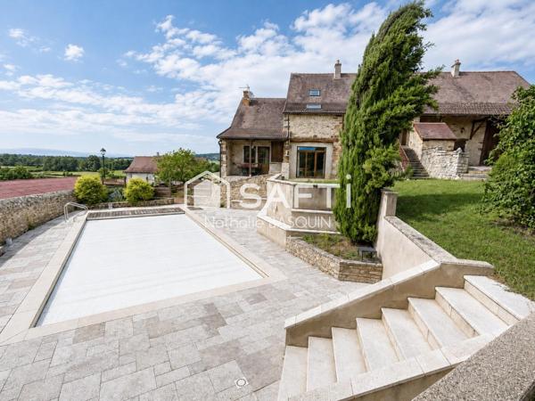 Maison en pierre de caractère 213 m2 avec piscine.