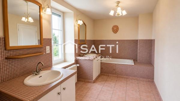Maison en pierre de caractère 213 m2 avec piscine.