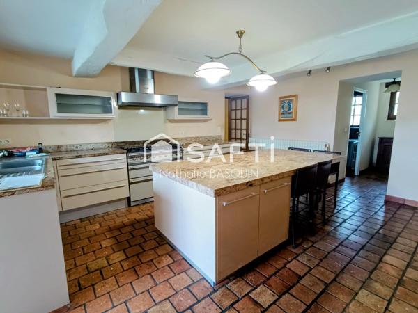 Maison en pierre de caractère 213 m2 avec piscine.