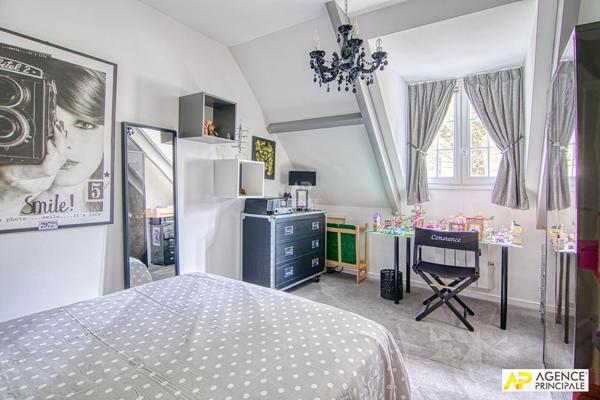 Versailles Saint-Louis Maison 7 pièces 271 m² au sol sur parcelle d'environ 600 m² avec sous-sol total et garage 4 véhicules €2 060 000 ** - Référence 25753