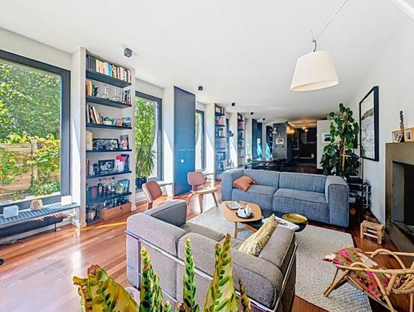 Au calme lumineuse maison non mitoyenne avec jardin, piscine et stationnement