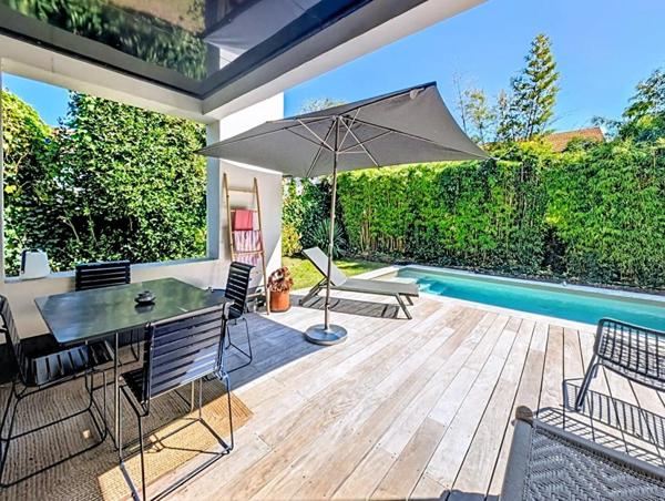 Au calme lumineuse maison non mitoyenne avec jardin, piscine et stationnement