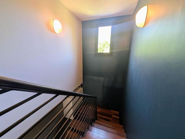 Au calme lumineuse maison non mitoyenne avec jardin, piscine et stationnement