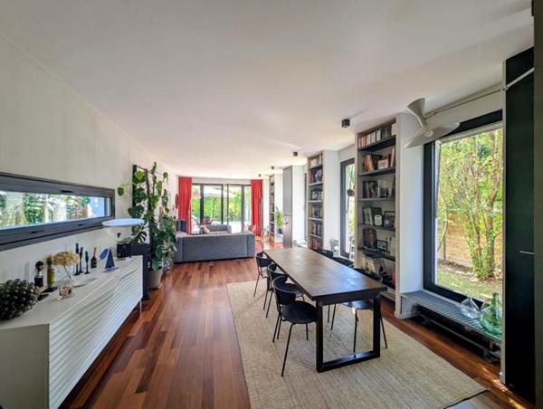 Au calme lumineuse maison non mitoyenne avec jardin, piscine et stationnement