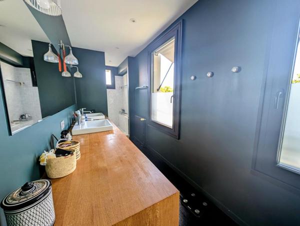 Au calme lumineuse maison non mitoyenne avec jardin, piscine et stationnement