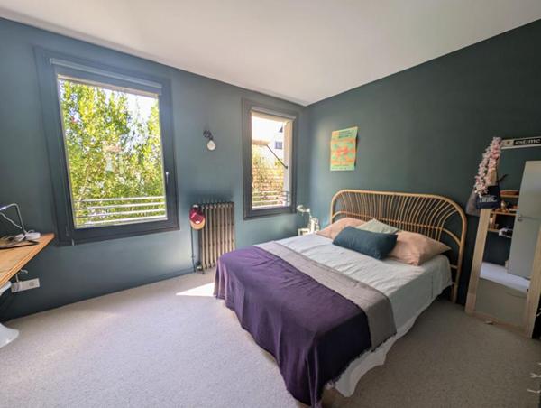 Au calme lumineuse maison non mitoyenne avec jardin, piscine et stationnement
