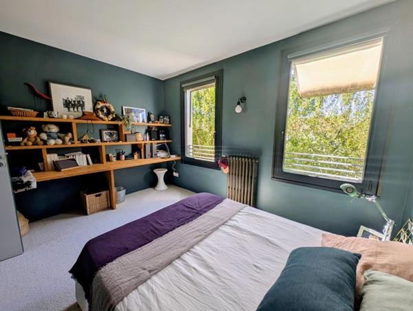 Au calme lumineuse maison non mitoyenne avec jardin, piscine et stationnement