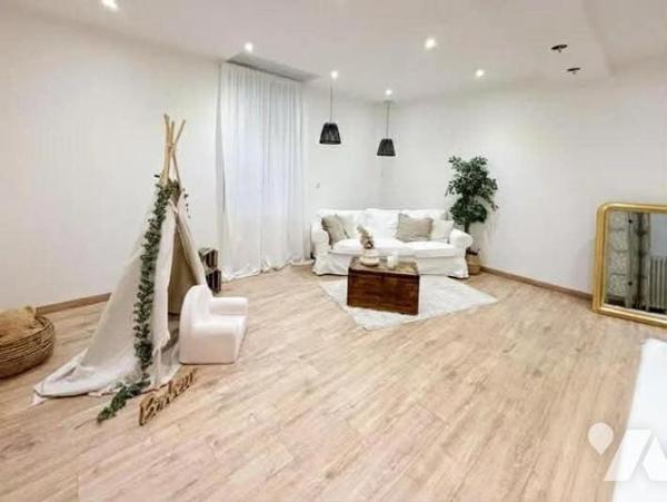 A VENDRE - ENSEMBLE IMMOBILIER - COSSE LE VIVIEN 