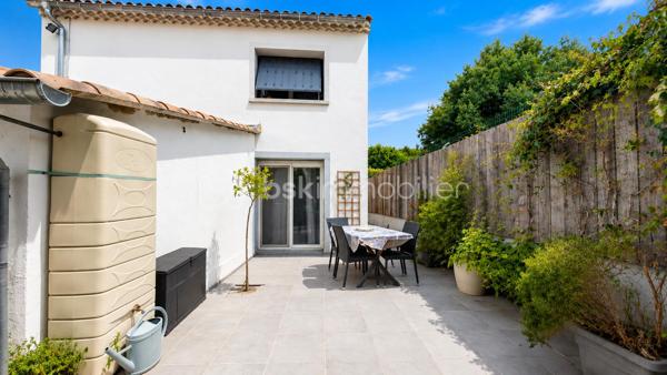 EXCLUSIVITÉ – 108 m² habitables, 3 chambres, terrasse, garage et stationnement privatif – Montélimar

À deux pas du centre-ville de Montélimar et de toutes les commodités, découvrez cet agréable appartement « type maison » d'environ 108 m² habitables.

Réparti sur deux niveaux et bénéficiant d'une entrée indépendante, il propose au rez-de-chaussée une belle pièce de vie climatisée de 32,34 m² ouverte sur une agréable terrasse de 25 m², une cuisine équipée indépendante ainsi qu'un WC.

À l'étage, l'espace nuit se compose de trois belles chambres, d'une salle d'eau aménagée et d'un second WC indépendant.

Côté pratique, vous bénéficierez d'un garage de 22 m² avec portail motorisé ainsi que d'une place de stationnement privative.

Un bien offrant de beaux volumes et un cadre de vie pratique, permettant de profiter du confort d'une maison tout en restant à proximité immédiate des commerces, écoles et services.

À propos de la copropriété :
• Nombre de lots : 3
• Syndic bénévole
• Absence de charges de copropriété

Prix : 212 000 € HAI
Informations et visites : L'Immo By Céline PASCAL au 06 63 10 02 35