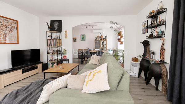 EXCLUSIVITÉ – 108 m² habitables, 3 chambres, terrasse, garage et stationnement privatif – Montélimar

À deux pas du centre-ville de Montélimar et de toutes les commodités, découvrez cet agréable appartement « type maison » d'environ 108 m² habitables.

Réparti sur deux niveaux et bénéficiant d'une entrée indépendante, il propose au rez-de-chaussée une belle pièce de vie climatisée de 32,34 m² ouverte sur une agréable terrasse de 25 m², une cuisine équipée indépendante ainsi qu'un WC.

À l'étage, l'espace nuit se compose de trois belles chambres, d'une salle d'eau aménagée et d'un second WC indépendant.

Côté pratique, vous bénéficierez d'un garage de 22 m² avec portail motorisé ainsi que d'une place de stationnement privative.

Un bien offrant de beaux volumes et un cadre de vie pratique, permettant de profiter du confort d'une maison tout en restant à proximité immédiate des commerces, écoles et services.

À propos de la copropriété :
• Nombre de lots : 3
• Syndic bénévole
• Absence de charges de copropriété

Prix : 212 000 € HAI
Informations et visites : L'Immo By Céline PASCAL au 06 63 10 02 35