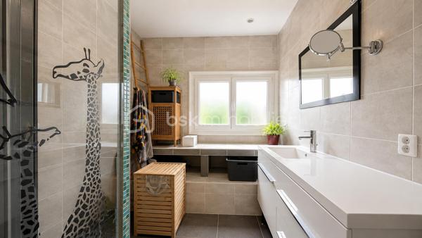 EXCLUSIVITÉ – 108 m² habitables, 3 chambres, terrasse, garage et stationnement privatif – Montélimar

À deux pas du centre-ville de Montélimar et de toutes les commodités, découvrez cet agréable appartement « type maison » d'environ 108 m² habitables.

Réparti sur deux niveaux et bénéficiant d'une entrée indépendante, il propose au rez-de-chaussée une belle pièce de vie climatisée de 32,34 m² ouverte sur une agréable terrasse de 25 m², une cuisine équipée indépendante ainsi qu'un WC.

À l'étage, l'espace nuit se compose de trois belles chambres, d'une salle d'eau aménagée et d'un second WC indépendant.

Côté pratique, vous bénéficierez d'un garage de 22 m² avec portail motorisé ainsi que d'une place de stationnement privative.

Un bien offrant de beaux volumes et un cadre de vie pratique, permettant de profiter du confort d'une maison tout en restant à proximité immédiate des commerces, écoles et services.

À propos de la copropriété :
• Nombre de lots : 3
• Syndic bénévole
• Absence de charges de copropriété

Prix : 212 000 € HAI
Informations et visites : L'Immo By Céline PASCAL au 06 63 10 02 35