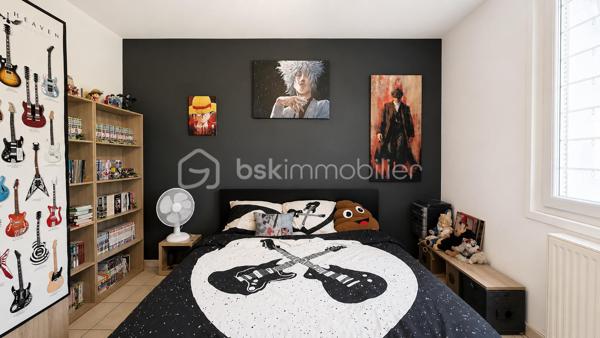 EXCLUSIVITÉ – 108 m² habitables, 3 chambres, terrasse, garage et stationnement privatif – Montélimar

À deux pas du centre-ville de Montélimar et de toutes les commodités, découvrez cet agréable appartement « type maison » d'environ 108 m² habitables.

Réparti sur deux niveaux et bénéficiant d'une entrée indépendante, il propose au rez-de-chaussée une belle pièce de vie climatisée de 32,34 m² ouverte sur une agréable terrasse de 25 m², une cuisine équipée indépendante ainsi qu'un WC.

À l'étage, l'espace nuit se compose de trois belles chambres, d'une salle d'eau aménagée et d'un second WC indépendant.

Côté pratique, vous bénéficierez d'un garage de 22 m² avec portail motorisé ainsi que d'une place de stationnement privative.

Un bien offrant de beaux volumes et un cadre de vie pratique, permettant de profiter du confort d'une maison tout en restant à proximité immédiate des commerces, écoles et services.

À propos de la copropriété :
• Nombre de lots : 3
• Syndic bénévole
• Absence de charges de copropriété

Prix : 212 000 € HAI
Informations et visites : L'Immo By Céline PASCAL au 06 63 10 02 35