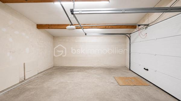 EXCLUSIVITÉ – 108 m² habitables, 3 chambres, terrasse, garage et stationnement privatif – Montélimar

À deux pas du centre-ville de Montélimar et de toutes les commodités, découvrez cet agréable appartement « type maison » d'environ 108 m² habitables.

Réparti sur deux niveaux et bénéficiant d'une entrée indépendante, il propose au rez-de-chaussée une belle pièce de vie climatisée de 32,34 m² ouverte sur une agréable terrasse de 25 m², une cuisine équipée indépendante ainsi qu'un WC.

À l'étage, l'espace nuit se compose de trois belles chambres, d'une salle d'eau aménagée et d'un second WC indépendant.

Côté pratique, vous bénéficierez d'un garage de 22 m² avec portail motorisé ainsi que d'une place de stationnement privative.

Un bien offrant de beaux volumes et un cadre de vie pratique, permettant de profiter du confort d'une maison tout en restant à proximité immédiate des commerces, écoles et services.

À propos de la copropriété :
• Nombre de lots : 3
• Syndic bénévole
• Absence de charges de copropriété

Prix : 212 000 € HAI
Informations et visites : L'Immo By Céline PASCAL au 06 63 10 02 35