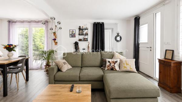 EXCLUSIVITÉ – 108 m² habitables, 3 chambres, terrasse, garage et stationnement privatif – Montélimar

À deux pas du centre-ville de Montélimar et de toutes les commodités, découvrez cet agréable appartement « type maison » d'environ 108 m² habitables.

Réparti sur deux niveaux et bénéficiant d'une entrée indépendante, il propose au rez-de-chaussée une belle pièce de vie climatisée de 32,34 m² ouverte sur une agréable terrasse de 25 m², une cuisine équipée indépendante ainsi qu'un WC.

À l'étage, l'espace nuit se compose de trois belles chambres, d'une salle d'eau aménagée et d'un second WC indépendant.

Côté pratique, vous bénéficierez d'un garage de 22 m² avec portail motorisé ainsi que d'une place de stationnement privative.

Un bien offrant de beaux volumes et un cadre de vie pratique, permettant de profiter du confort d'une maison tout en restant à proximité immédiate des commerces, écoles et services.

À propos de la copropriété :
• Nombre de lots : 3
• Syndic bénévole
• Absence de charges de copropriété

Prix : 212 000 € HAI
Informations et visites : L'Immo By Céline PASCAL au 06 63 10 02 35