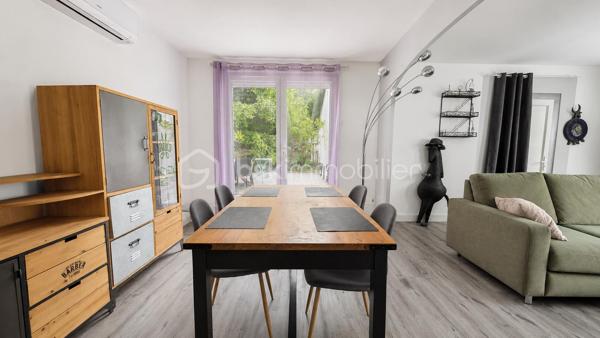 EXCLUSIVITÉ – 108 m² habitables, 3 chambres, terrasse, garage et stationnement privatif – Montélimar

À deux pas du centre-ville de Montélimar et de toutes les commodités, découvrez cet agréable appartement « type maison » d'environ 108 m² habitables.

Réparti sur deux niveaux et bénéficiant d'une entrée indépendante, il propose au rez-de-chaussée une belle pièce de vie climatisée de 32,34 m² ouverte sur une agréable terrasse de 25 m², une cuisine équipée indépendante ainsi qu'un WC.

À l'étage, l'espace nuit se compose de trois belles chambres, d'une salle d'eau aménagée et d'un second WC indépendant.

Côté pratique, vous bénéficierez d'un garage de 22 m² avec portail motorisé ainsi que d'une place de stationnement privative.

Un bien offrant de beaux volumes et un cadre de vie pratique, permettant de profiter du confort d'une maison tout en restant à proximité immédiate des commerces, écoles et services.

À propos de la copropriété :
• Nombre de lots : 3
• Syndic bénévole
• Absence de charges de copropriété

Prix : 212 000 € HAI
Informations et visites : L'Immo By Céline PASCAL au 06 63 10 02 35
