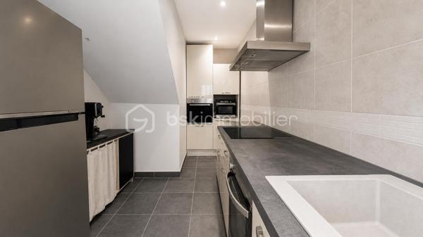 EXCLUSIVITÉ – 108 m² habitables, 3 chambres, terrasse, garage et stationnement privatif – Montélimar

À deux pas du centre-ville de Montélimar et de toutes les commodités, découvrez cet agréable appartement « type maison » d'environ 108 m² habitables.

Réparti sur deux niveaux et bénéficiant d'une entrée indépendante, il propose au rez-de-chaussée une belle pièce de vie climatisée de 32,34 m² ouverte sur une agréable terrasse de 25 m², une cuisine équipée indépendante ainsi qu'un WC.

À l'étage, l'espace nuit se compose de trois belles chambres, d'une salle d'eau aménagée et d'un second WC indépendant.

Côté pratique, vous bénéficierez d'un garage de 22 m² avec portail motorisé ainsi que d'une place de stationnement privative.

Un bien offrant de beaux volumes et un cadre de vie pratique, permettant de profiter du confort d'une maison tout en restant à proximité immédiate des commerces, écoles et services.

À propos de la copropriété :
• Nombre de lots : 3
• Syndic bénévole
• Absence de charges de copropriété

Prix : 212 000 € HAI
Informations et visites : L'Immo By Céline PASCAL au 06 63 10 02 35