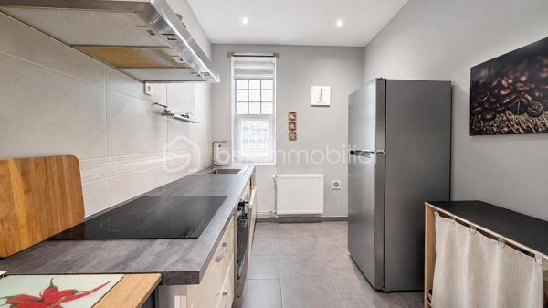 EXCLUSIVITÉ – 108 m² habitables, 3 chambres, terrasse, garage et stationnement privatif – Montélimar

À deux pas du centre-ville de Montélimar et de toutes les commodités, découvrez cet agréable appartement « type maison » d'environ 108 m² habitables.

Réparti sur deux niveaux et bénéficiant d'une entrée indépendante, il propose au rez-de-chaussée une belle pièce de vie climatisée de 32,34 m² ouverte sur une agréable terrasse de 25 m², une cuisine équipée indépendante ainsi qu'un WC.

À l'étage, l'espace nuit se compose de trois belles chambres, d'une salle d'eau aménagée et d'un second WC indépendant.

Côté pratique, vous bénéficierez d'un garage de 22 m² avec portail motorisé ainsi que d'une place de stationnement privative.

Un bien offrant de beaux volumes et un cadre de vie pratique, permettant de profiter du confort d'une maison tout en restant à proximité immédiate des commerces, écoles et services.

À propos de la copropriété :
• Nombre de lots : 3
• Syndic bénévole
• Absence de charges de copropriété

Prix : 212 000 € HAI
Informations et visites : L'Immo By Céline PASCAL au 06 63 10 02 35