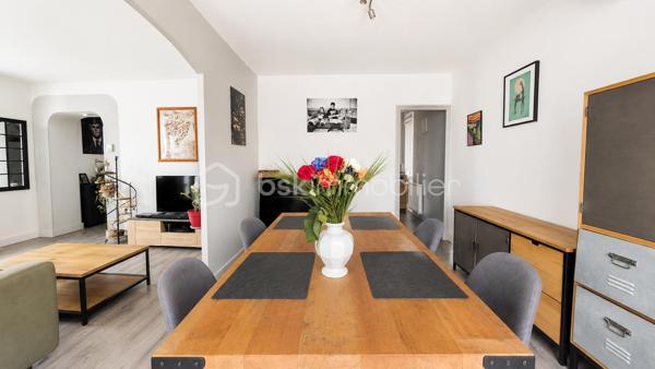 EXCLUSIVITÉ – 108 m² habitables, 3 chambres, terrasse, garage et stationnement privatif – Montélimar

À deux pas du centre-ville de Montélimar et de toutes les commodités, découvrez cet agréable appartement « type maison » d'environ 108 m² habitables.

Réparti sur deux niveaux et bénéficiant d'une entrée indépendante, il propose au rez-de-chaussée une belle pièce de vie climatisée de 32,34 m² ouverte sur une agréable terrasse de 25 m², une cuisine équipée indépendante ainsi qu'un WC.

À l'étage, l'espace nuit se compose de trois belles chambres, d'une salle d'eau aménagée et d'un second WC indépendant.

Côté pratique, vous bénéficierez d'un garage de 22 m² avec portail motorisé ainsi que d'une place de stationnement privative.

Un bien offrant de beaux volumes et un cadre de vie pratique, permettant de profiter du confort d'une maison tout en restant à proximité immédiate des commerces, écoles et services.

À propos de la copropriété :
• Nombre de lots : 3
• Syndic bénévole
• Absence de charges de copropriété

Prix : 212 000 € HAI
Informations et visites : L'Immo By Céline PASCAL au 06 63 10 02 35