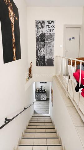 EXCLUSIVITÉ – 108 m² habitables, 3 chambres, terrasse, garage et stationnement privatif – Montélimar

À deux pas du centre-ville de Montélimar et de toutes les commodités, découvrez cet agréable appartement « type maison » d'environ 108 m² habitables.

Réparti sur deux niveaux et bénéficiant d'une entrée indépendante, il propose au rez-de-chaussée une belle pièce de vie climatisée de 32,34 m² ouverte sur une agréable terrasse de 25 m², une cuisine équipée indépendante ainsi qu'un WC.

À l'étage, l'espace nuit se compose de trois belles chambres, d'une salle d'eau aménagée et d'un second WC indépendant.

Côté pratique, vous bénéficierez d'un garage de 22 m² avec portail motorisé ainsi que d'une place de stationnement privative.

Un bien offrant de beaux volumes et un cadre de vie pratique, permettant de profiter du confort d'une maison tout en restant à proximité immédiate des commerces, écoles et services.

À propos de la copropriété :
• Nombre de lots : 3
• Syndic bénévole
• Absence de charges de copropriété

Prix : 212 000 € HAI
Informations et visites : L'Immo By Céline PASCAL au 06 63 10 02 35