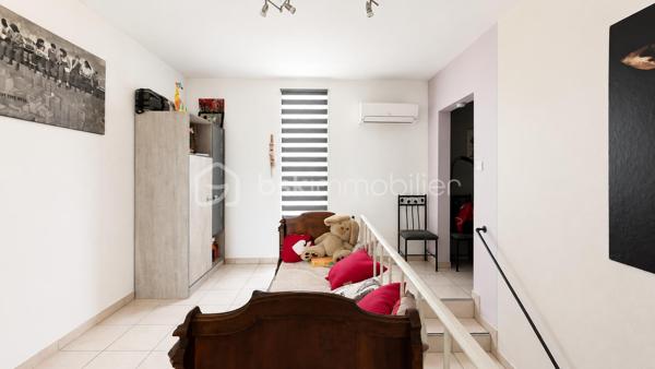 EXCLUSIVITÉ – 108 m² habitables, 3 chambres, terrasse, garage et stationnement privatif – Montélimar

À deux pas du centre-ville de Montélimar et de toutes les commodités, découvrez cet agréable appartement « type maison » d'environ 108 m² habitables.

Réparti sur deux niveaux et bénéficiant d'une entrée indépendante, il propose au rez-de-chaussée une belle pièce de vie climatisée de 32,34 m² ouverte sur une agréable terrasse de 25 m², une cuisine équipée indépendante ainsi qu'un WC.

À l'étage, l'espace nuit se compose de trois belles chambres, d'une salle d'eau aménagée et d'un second WC indépendant.

Côté pratique, vous bénéficierez d'un garage de 22 m² avec portail motorisé ainsi que d'une place de stationnement privative.

Un bien offrant de beaux volumes et un cadre de vie pratique, permettant de profiter du confort d'une maison tout en restant à proximité immédiate des commerces, écoles et services.

À propos de la copropriété :
• Nombre de lots : 3
• Syndic bénévole
• Absence de charges de copropriété

Prix : 212 000 € HAI
Informations et visites : L'Immo By Céline PASCAL au 06 63 10 02 35