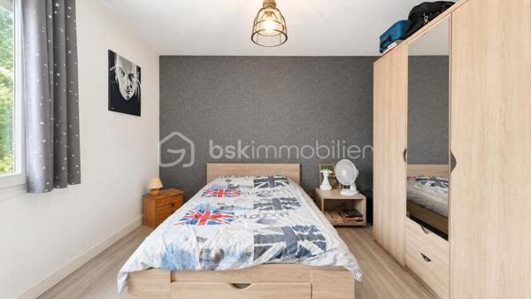 EXCLUSIVITÉ – 108 m² habitables, 3 chambres, terrasse, garage et stationnement privatif – Montélimar

À deux pas du centre-ville de Montélimar et de toutes les commodités, découvrez cet agréable appartement « type maison » d'environ 108 m² habitables.

Réparti sur deux niveaux et bénéficiant d'une entrée indépendante, il propose au rez-de-chaussée une belle pièce de vie climatisée de 32,34 m² ouverte sur une agréable terrasse de 25 m², une cuisine équipée indépendante ainsi qu'un WC.

À l'étage, l'espace nuit se compose de trois belles chambres, d'une salle d'eau aménagée et d'un second WC indépendant.

Côté pratique, vous bénéficierez d'un garage de 22 m² avec portail motorisé ainsi que d'une place de stationnement privative.

Un bien offrant de beaux volumes et un cadre de vie pratique, permettant de profiter du confort d'une maison tout en restant à proximité immédiate des commerces, écoles et services.

À propos de la copropriété :
• Nombre de lots : 3
• Syndic bénévole
• Absence de charges de copropriété

Prix : 212 000 € HAI
Informations et visites : L'Immo By Céline PASCAL au 06 63 10 02 35