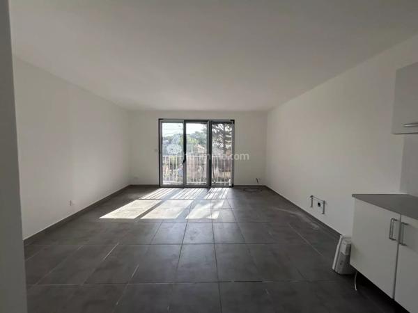 Location                                                      Studio
                        
                     1 pièces                      30 m2                     à Martigues