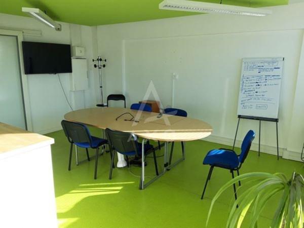 Locaux denviron 230m²